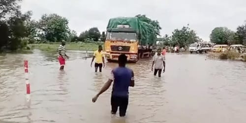 Atebubu-Kumasi Highway temporarily closed as White Volta submerges bridge