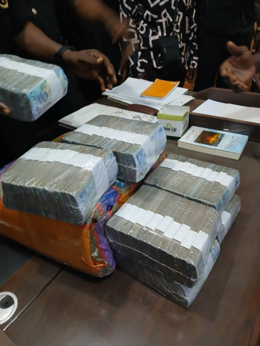 Police Return Lost Bag Containing GH¢85,000 To Owner